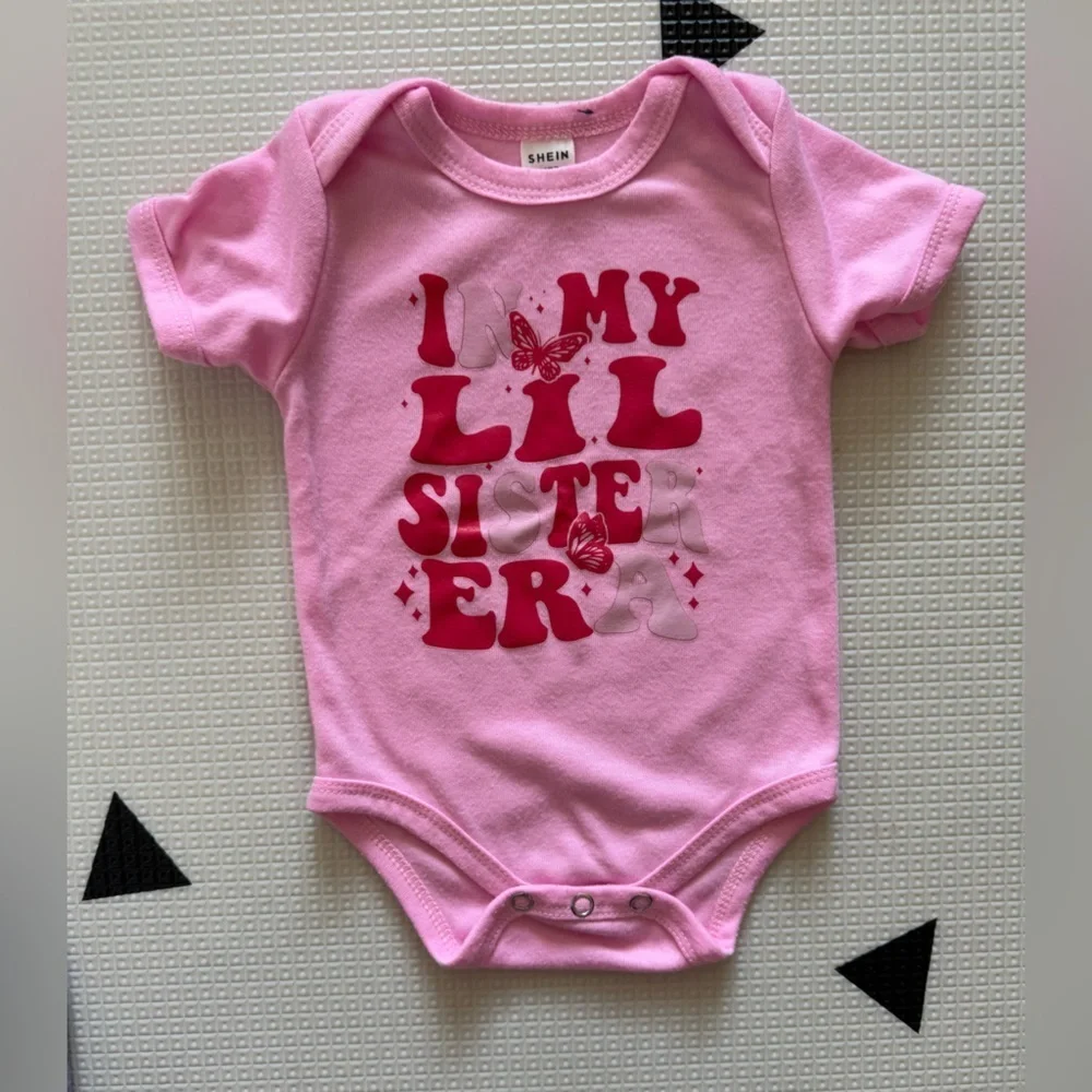 Shein|Baby girl groovy lettering bodysuit in bubblegum pink, super boho!70’s